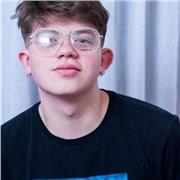 Graduado de colegio bilingue y titulo de CAE